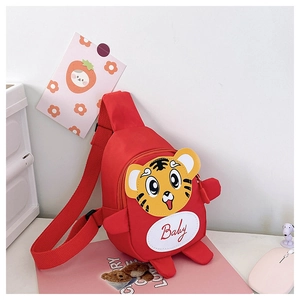 Detail der roten Kinder-Segeltuchtasche mit gelbem Tiger-Patch und Baby-Stickerei