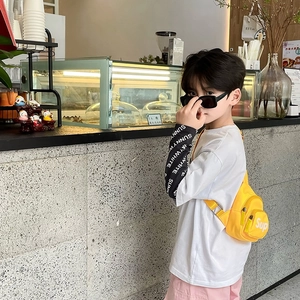 Sac de poitrine en nylon jaune pour enfants avec bandoulière réglable et imprimé blanc