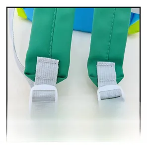 Détail des bretelles rembourrées vertes réglables sur un sac à dos pour enfants