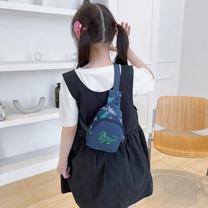 Sac de poitrine bleu marine pour enfants avec motif dinosaure et patch vert pour garçons