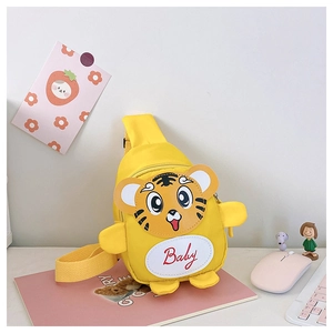 Detail der gelben Kinder-Brusttasche Tiger-Design mit 3D-Ohren und Baby-Aufdruck