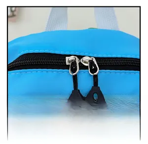 Détail des fermetures éclair métalliques avec tirettes triangle sur sac à dos enfant