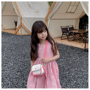 Détail de la robe rose en coton sans manches et du mini sac à bandoulière pour filles