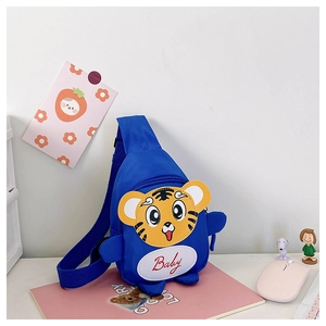 Detail der blauen Kinder-Brusttasche mit süßem Tiger-Cartoon und Baby-Aufdruck