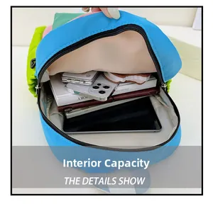 Détail macro de la capacité interne montrant l'espace pour livres et tablette du sac à dos