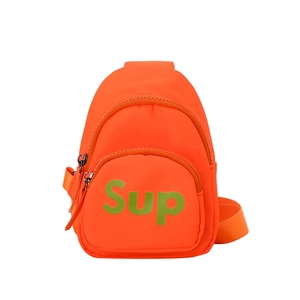 Sac de poitrine orange vif pour enfants avec motif lettre verte et sangle réglable