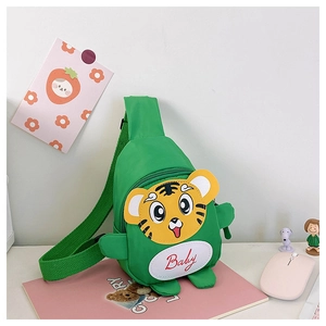 Detailaufnahme der grünen Kinder-Brusttasche aus Canvas mit Tiger-Motiv und Baby-Logo