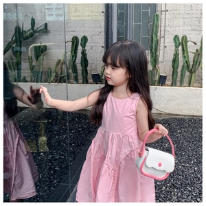 Robe rose sans manches pour fille avec un petit sac à main rond bicolore style princesse