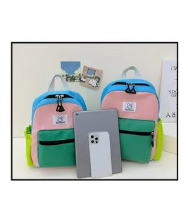 Comparaison détaillée de la taille du sac à dos en toile enfant avec tablette