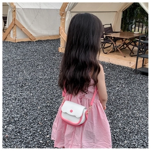 Détail du sac bandoulière blanc et rose pour fille avec bords ondulés et sangle rose