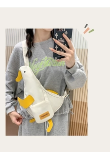 Détail du sac de poitrine en toile canard blanc avec bec jaune et poche avant