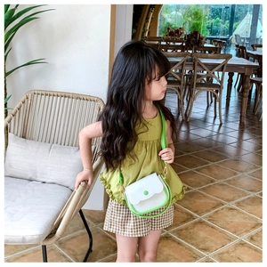 Détail d'un mini sac bandoulière pour filles vert et blanc avec rabat ondulé