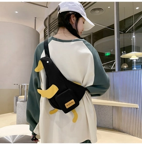 Vue détaillée d'un sac à bandoulière mignon en toile canard porté par un mannequin