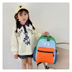 Détail d'un sac à dos léger pour enfant avec patchwork coloré en vert et bleu