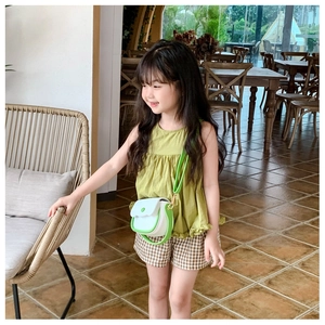Mini sac bandoulière pour fille bicolore vert et blanc avec sangle réglable