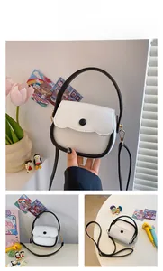 Détails du mini sac à main bicolore noir et blanc avec une fine bandoulière