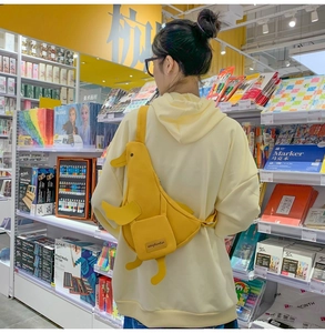 Détail du sac bandoulière créatif en toile canard jaune avec sangle réglable sur modèle