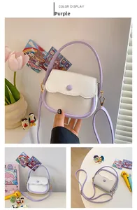Détail d'un mini sac bandoulière blanc et violet avec boucle ronde et poignée supérieure
