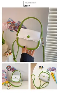 Détail du mini sac à main selle vert pour filles avec bandoulière et boucle réglables