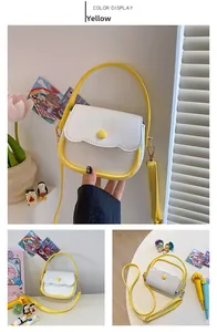 Vue détaillée du mini sac à main bicolore jaune et blanc avec bandoulière réglable