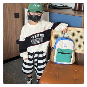 Détail du sac à dos enfant coloré avec poches latérales et fermeture éclair durable