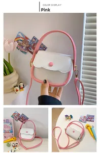 Détail du mini sac à main bicolore rose et blanc avec bouton à pois et bandoulière réglable