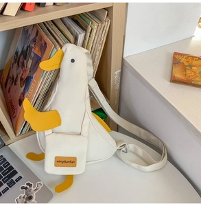 Détail d'un sac de poitrine en toile canard mignon avec bandoulière réglable sur bureau