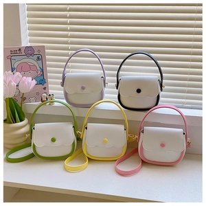 Vue détaillée de mini sacs bandoulière en cinq couleurs avec rabats blancs et boucles rondes