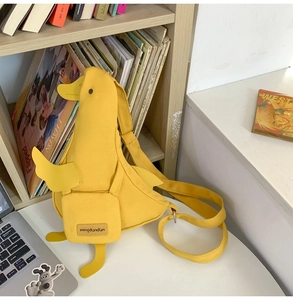Détail du sac bandoulière canard jaune en toile avec ailes 3D et bandoulière réglable