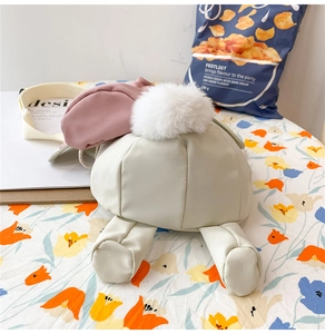 Dettaglio della borsa a coniglio con coda di peluche bianca e zampe 3D carine