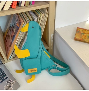 Détail du sac canard en toile bleue avec poche zippée avant et bandoulière réglable
