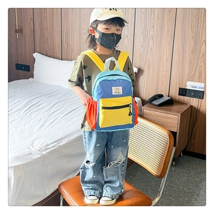 Détail des coutures contrastées et de l'écusson lapin sur le sac à dos enfant