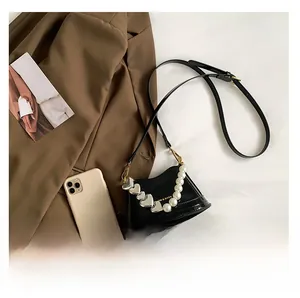 Mini borsa a secchiello in vernice lucida con catena decorativa di perle e cuori in metallo