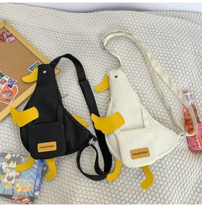 Détail des sacs à bandoulière en toile canard en noir et beige pour les étudiants