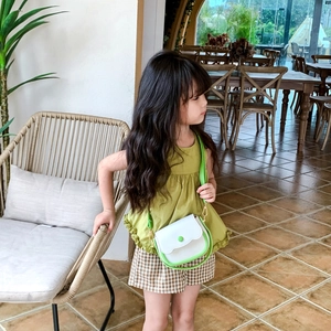 Petit sac bandoulière enfant bicolore blanc et vert avec rabat rond pour mini filles