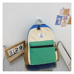 Détail d'un sac à dos léger en toile avec patchwork multicolore et poche avant zippée
