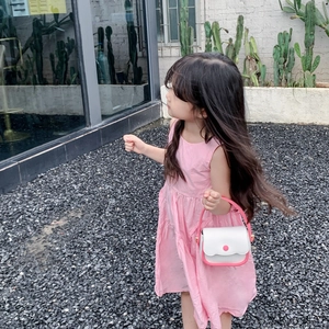 Robe rose sans manches pour fille avec mini sac à main assorti de couleur contrastée