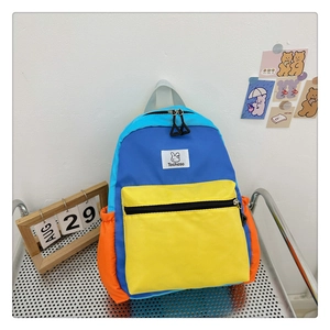 Vue détaillée du sac à dos enfant en nylon aux couleurs vives bleu et orange contrastées