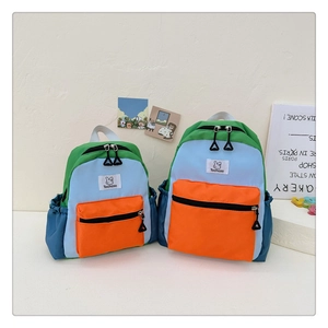 Détail de deux sacs à dos en toile colorée de tailles différente pour enfants et tout-petits