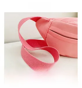 Dettaglio della tracolla larga e comoda su una borsa a tracolla in tela rosa per bambini