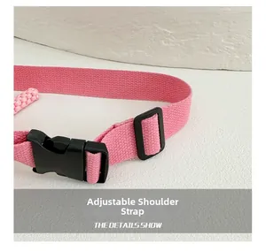 Vista dettagliata della tracolla regolabile in nylon rosa con fibbia in plastica nera