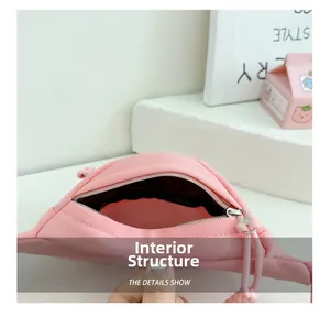 Dettaglio della struttura interna e della cerniera del marsupio rosa in tela per bimbi