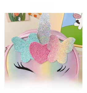 Gros plan du sac bandoulière licorne rose avec papillons pailletés et arc-en-ciel