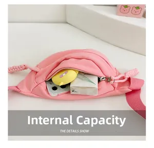 Capacità interna del marsupio in tela rosa con spazio per telefono e accessori