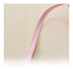 Détail de la bandoulière en cuir PU rose avec surpiqûre double renforcée