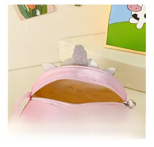 Détail de l'intérieur spacieux avec fermeture éclair de la petite sacoche licorne rose
