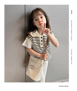 Gros plan d'un gilet en maille rayé pour enfant avec t-shirt blanc et sac en toile