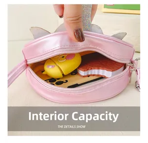 Pochette ronde rose en cuir PU montrant la capacité interne avec accessoires de dessin animé