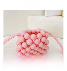 Dettaglio della mini borsa di perle fatta a mano rosa con perline in acrilico e tracolla