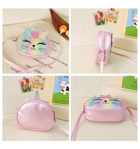 Vue détaillée du sac bandoulière chat rose pour filles avec face arc-en-ciel pailletée